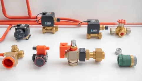 Jakie siłowniki do ogrzewania podłogowego